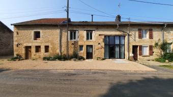 La façade de notre gîte Grain d'Orge et Cornouiller
